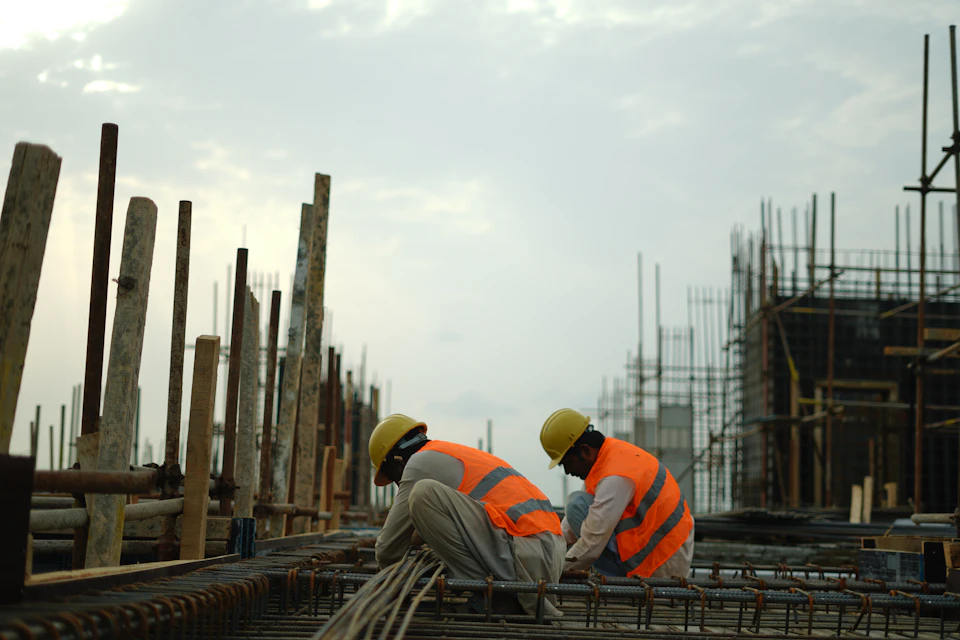 Imagen referencial de trabajadores en una obra de construcción